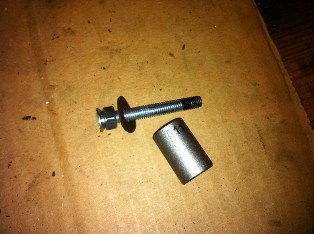 Mein Auszieh&quot;werkzeug&quot;: 50mm M6 Schraube, 11er Nuss