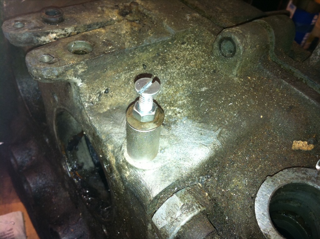 nach 5.0mm vorbohren und M6 Gewindeschneiden einfach einsetzen und die Mutter drehen. Macht einmal kurz *knack* und danach gehts total easy