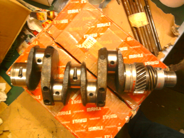 Kurbelwelle auf der Kolbenkiste