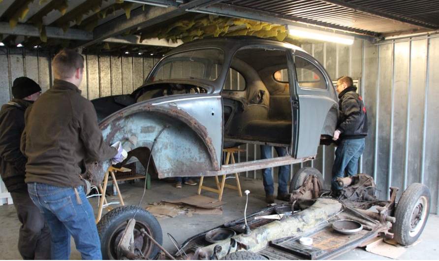 mit vereinten Kräften ging die Karosserie in die Luft