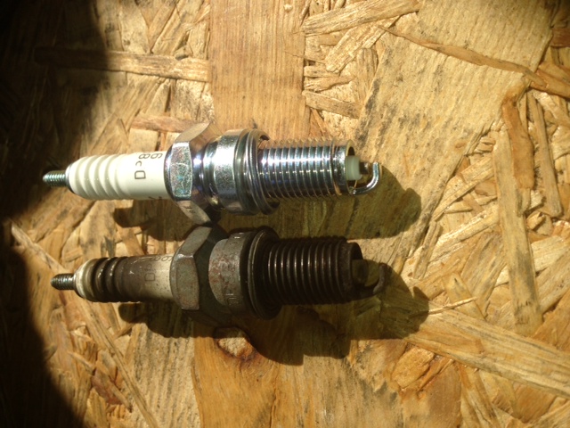 Zündkerze: alt gegen neu (die alte Elektrode war schon bis unter den Kondensatorrand gebrannt)