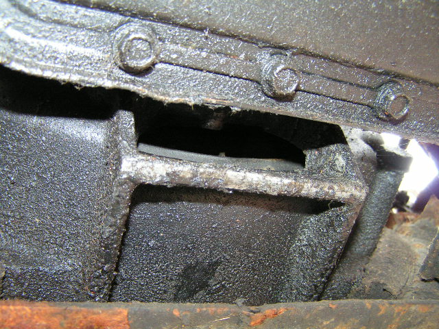 Hier ist das Loch zu sehen , daß quer zum Getriebe liegt . Im Leitfaden sieht das alles etwas anders aus