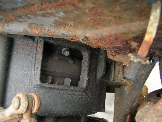 Hier ist das Loch auf der Oberseite des getriebes Fahrerseite zu sehen . Durch dieses Loch sind die Schrauben zu erreichen . Wieso ist das hier ganz anders , als in den rep.Büchern und Leitfaden ? Selbst Muir beschreibt das Loch an der Unterseite . Aber da kommt man nicht an die Schrauben .