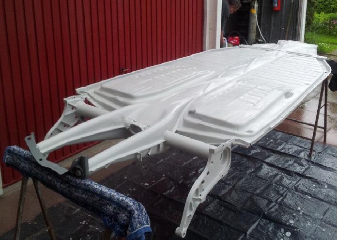 schnell musste die Bodengruppe grundiert werden, bis auf ein Riss unter der Sitzschiene und eine Stelle an der ehemaligen Wagenheberaufnahme musste nichts geschweißt werden und das bei Baujahr 1956 :-)