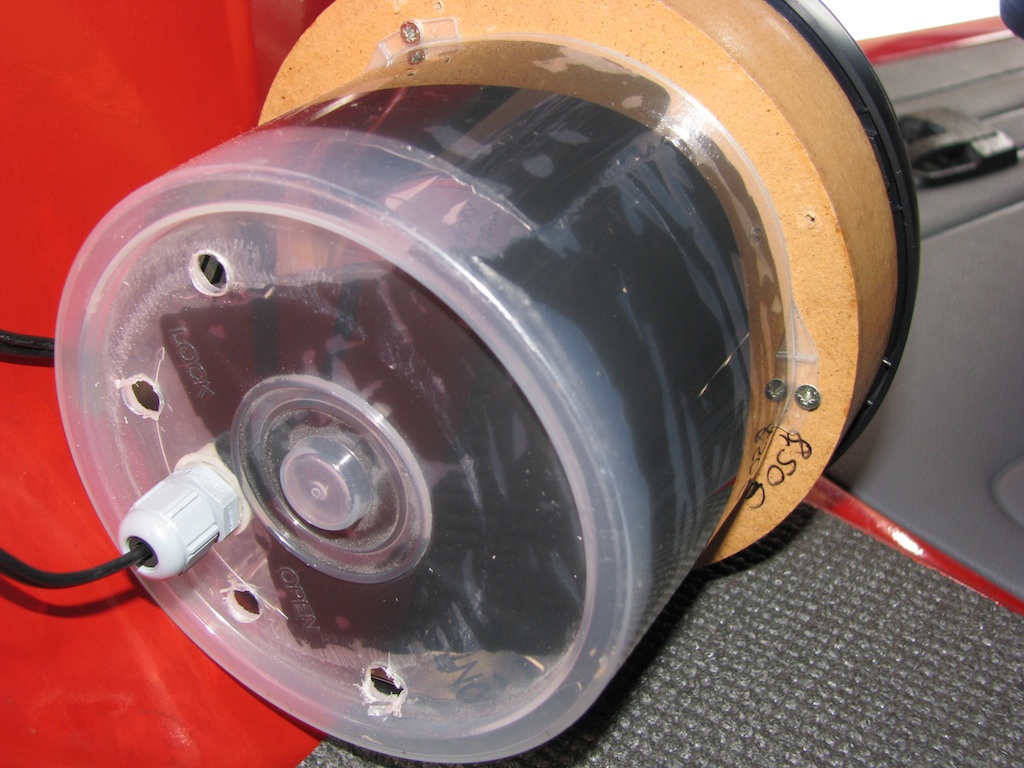 von hinten mit Kabeldurchführung