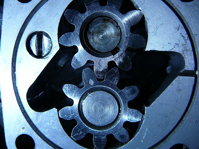 Haben eigentlich die beiden Markierungen an der Ölpumpe einen tieferen Sinn, oder ist es egal, wie die beiden Zahnräder zusammenstehen?