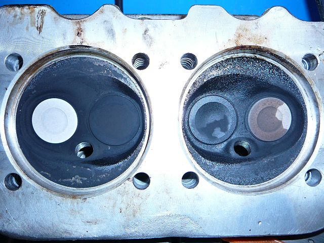 Geh ich recht in der Annahme daß die weißen Auslassventile auf ein zu mageres Gemisch hinweisen,<br />da die Vergaser noch nicht eingestellt waren?