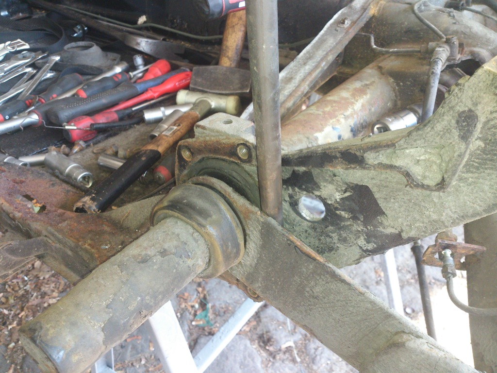 Ich drücke die Federschwerter immer mit nem Kuhfuß an ( nicht ab!! ), um später nen Schraubenschlüssel in den Schlitz legen zu können. Bild folgt....