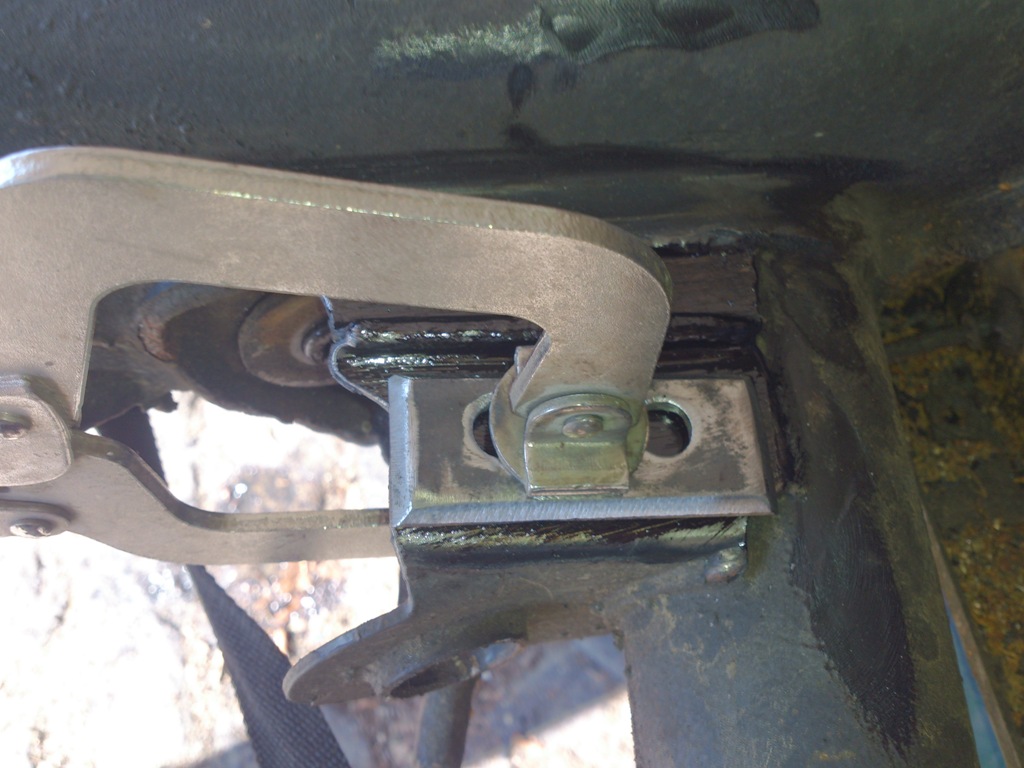 gebohrte Stahlbleche zum schweissen fixiert.