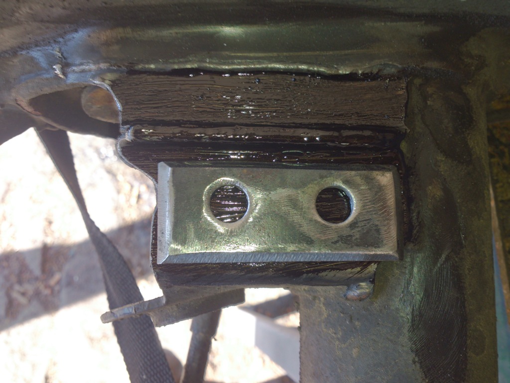 4mm Stahlbleche passend geschnitten und zum schweissen angefast. Bohrungen sind zum Lochpunktschweissen gedacht. Also als zusätzliche Befestigung der Bleche.