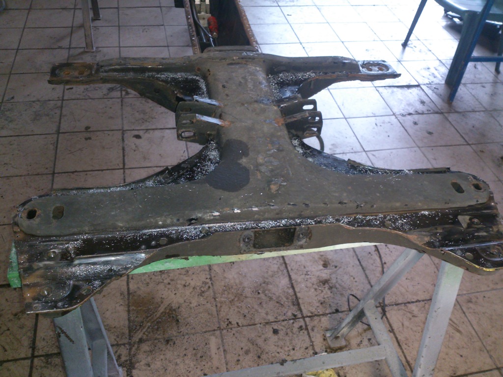 Alle Schweißpunkte mit kleinem Bohrer vorgebohrt. Idealerweise nimmt man einen Schweißpunktbohrer. Am besten kauft man gleich ein Dutzend. Die halten nicht sehr lange bei 2,5mm dickem Blech. Und immer schön den Bohrer mit Öl kühlen!!