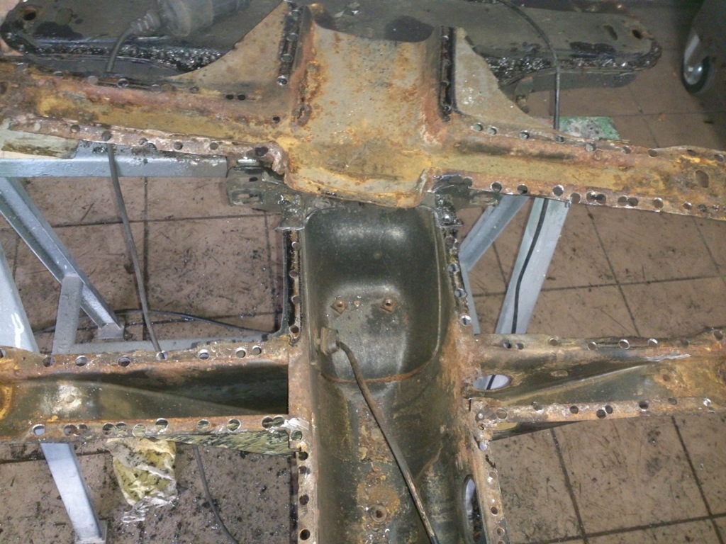 Ich habe den Deckel in 3 Teile zerschnitten und die Querlenkeraufnahmen erstmal dran gelassen. Bitte immer ALLE Maße nehmen und aufschreiben!! Wenn der Deckel ab ist, kkann man keine Maße mehr nehmen! Ich habe mir das Drehstabrohr als festen Punkt genommen. Vorm verschweißen werde ich aber trotzdem erstmal das Häuschen aufsetzen. Die Qualität der Reprobleche ist grauenhaft. Von Passform kann man da nicht reden. Daher habe ich alles erstmal mit Spannzangen provisorisch befestigt und die Bleche hier und da bearbeitet.