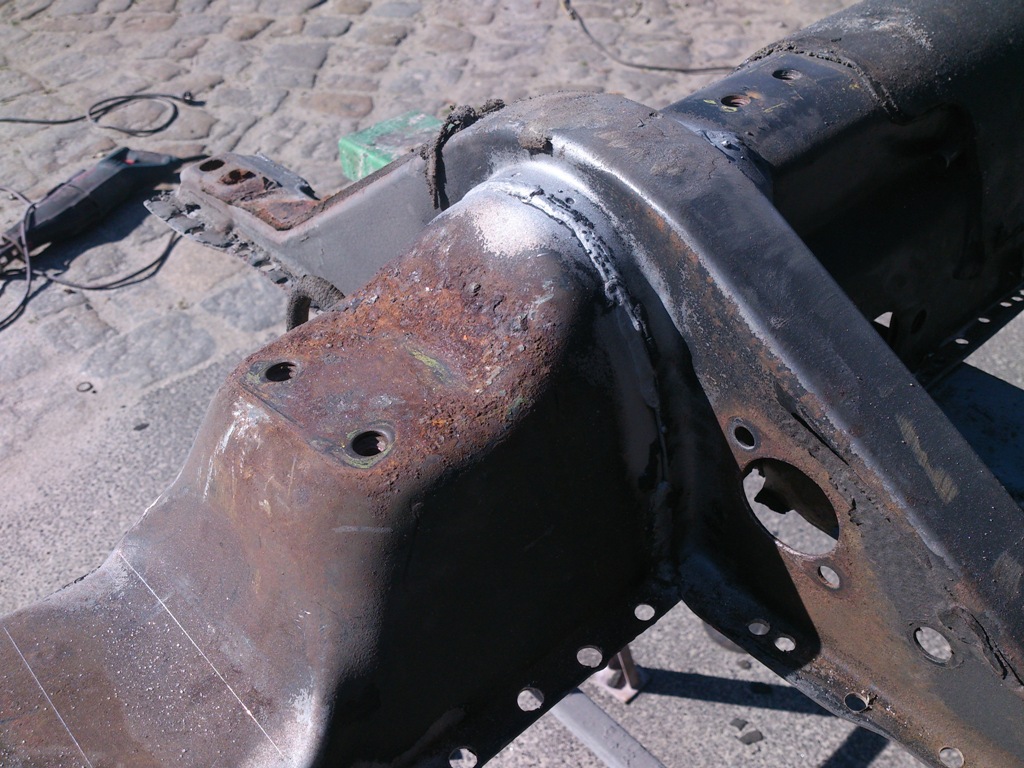 Die Schweißnähte am Napoleonhut habe ich gestrahlt, um besser sehen zu können, wie und wo ich flexen muß.