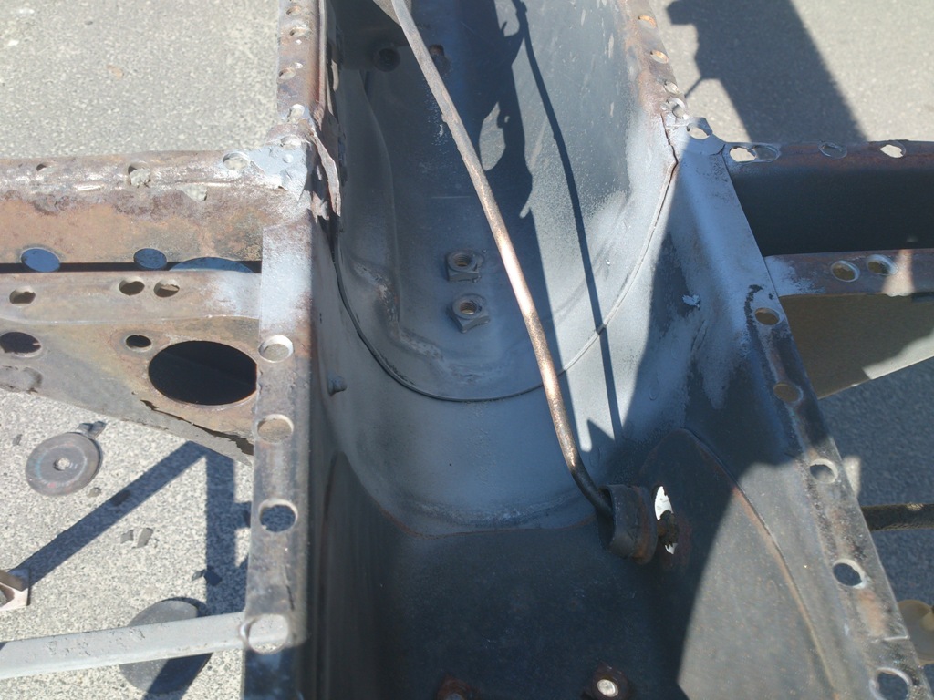 Innen ebenfalls gestrahlt. Sollte eh gemacht werden, um anschließend Rostschutz auftragen zu können. Auf Rost macht das wenig Sinn. ;)