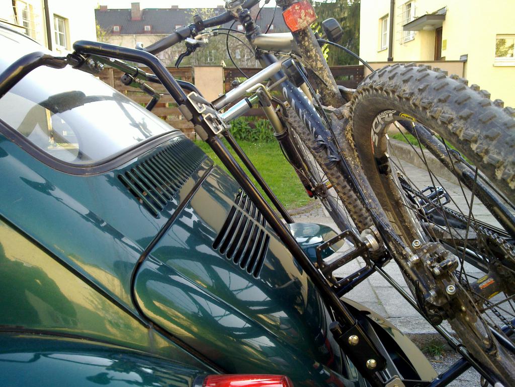 der lange Halter des Fahrrad's muss noch gekürzt werden, bei einem Rennrad sollte die &quot;kurze&quot; Befestigung klappen. Beim MTB-Lenker gibt es kontakt mit der Heckscheibe, evtl muss auch das Pedal abgeschraubt werden