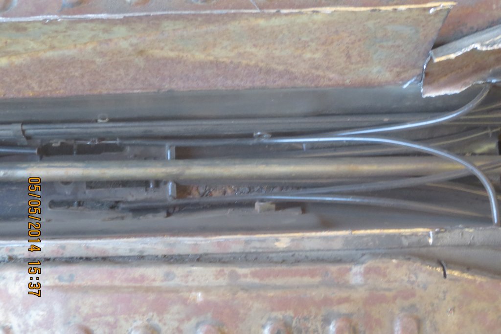 Hier kenn ich mich wieder aus. Von oben: Benzin, Kupplung, Gas, Heizbirne Schaltstange, teils verdeckt Handbremsseilrohre, Innenraumklappen unter der Rückbank.