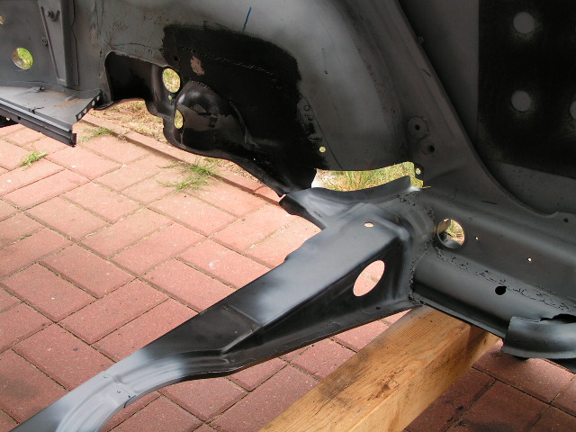 Sitzt das Blech aus der Traverse zwischen den Radlaufblechen , oder greifen sie dahinter ?