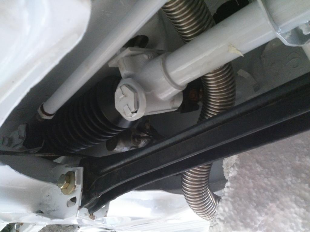 Rohrführung über das Lenkgetriebe.