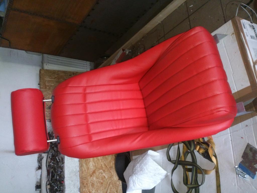 Kunstledersitze aus dem Zubehör. Finde die optisch schön Oldschool. Leider haben die wenig Seitenhalt. Passen aber farblich spitze zu meiner Folger Sitzbank.  Was sagt ihr?