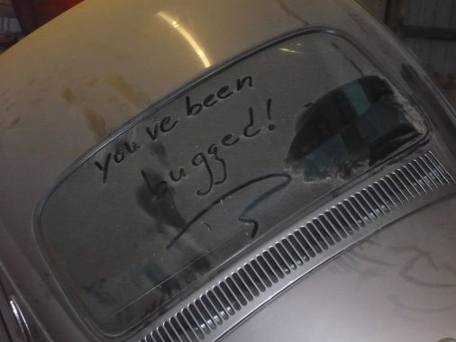 Alte Tradition: Das Statement des Tages!<br />Dreckmalerei auf der Heckscheibe