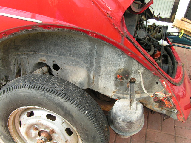 Hier kann man erahnen , wie zerstört die Regenrinne war . Im Dach war ein Loch , bzw. die regenleiste und das Dach "verband" ein Spalt