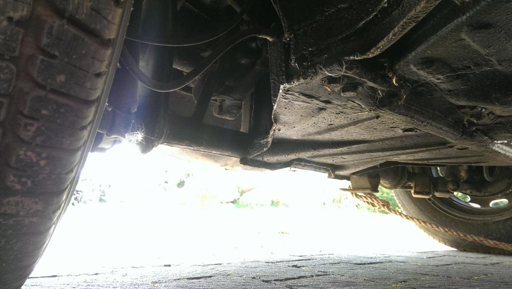 Und vorn die gleiche Frage, wo am besten den Wagenheber ansetzten und wo die Unterstellböcke drunter?