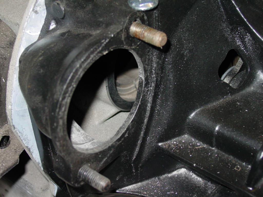 Bolzen anlasserseitig