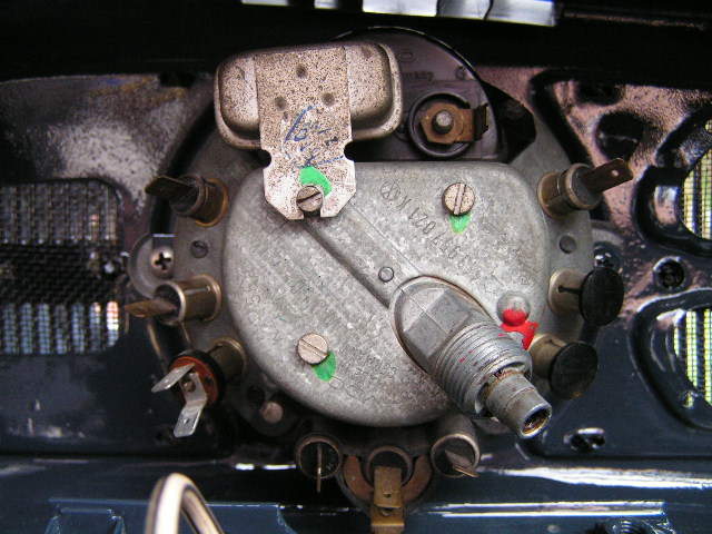 die oberen Anschlüsse rechts und links sind Instrumentenbeleuchtung ?