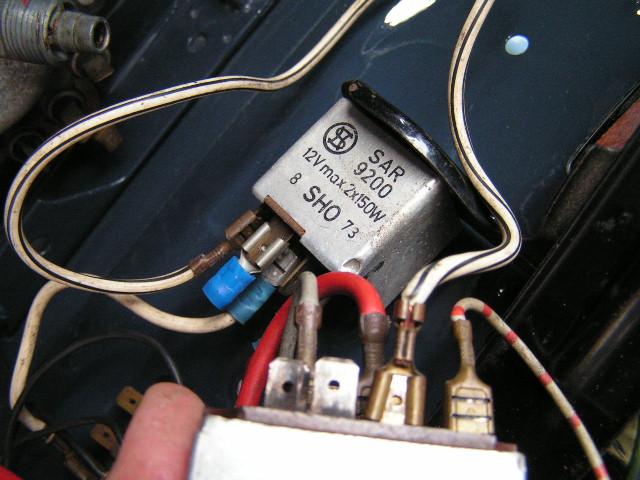 das schwarz-weiße kabel , das im vorigen Bild noch fehlt , geht zum Relais für Handabblendung und Lichthupe ? Das ist das abgebildete ?