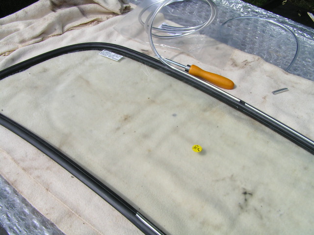 Keder vor Scheibeneinbau in Dichtung eingezogen