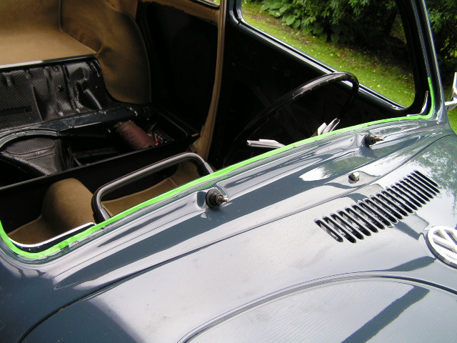 Blechfalz unten abgeklebt