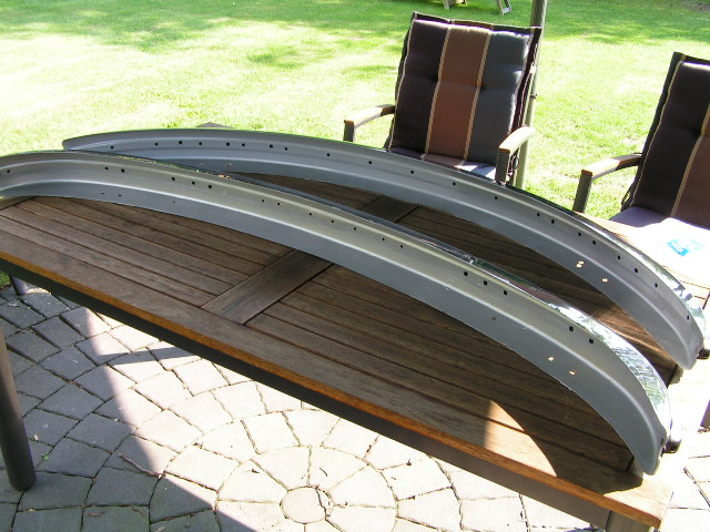 Von innen geschliffen , grundiert und lackiert .