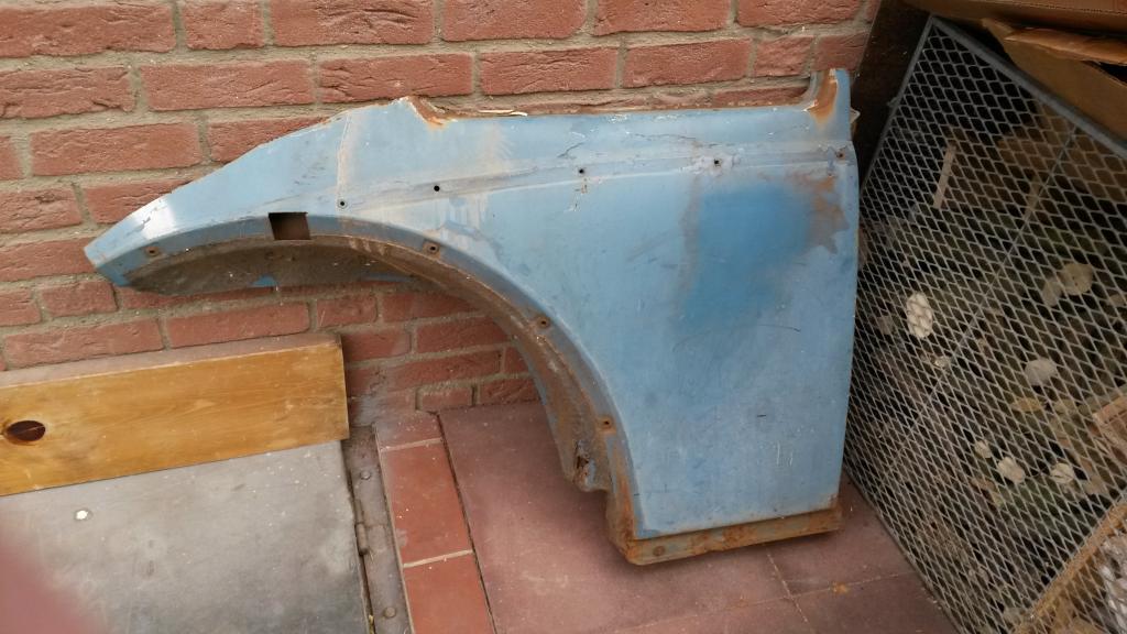 Für meine linke Seite brauchte ich ja noch ein Reperaturblech, habe ich auch in den USA gefunden. Das Teil ging den von der West- zur Ostküste und über den großen Teich. Hier angekommen war es denn leider die falsche Seite, hätte kotzen können. Musste denn doch auf ein RepBlech zurückgreifen was ich eigendlich vermeiden wollte.<br />Also wenn noch jemand eine Seite braucht ;-)