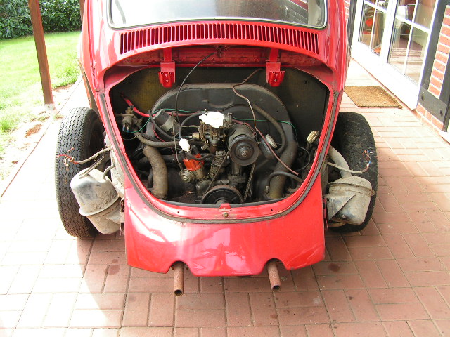 Gemeint ist die Durchführung des kleinen Röhechens am linken Topf (Unterdruckspeicher) . Das Röhrchen geht durch ein ca. 36 mm großes Loch . Die Dichtung ist futsch .