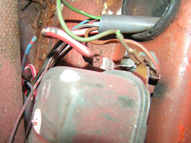 das rotblaue Kabel ohne Schuh links kommt von vorn , ohne erkennbare Bestimmung ...