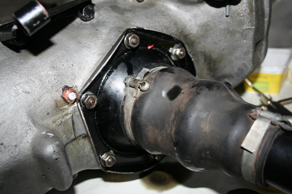 Die Zusatzschraube eingekürzt und mit einer Mutter M8 SW 12 versehen damit der Deckel passt