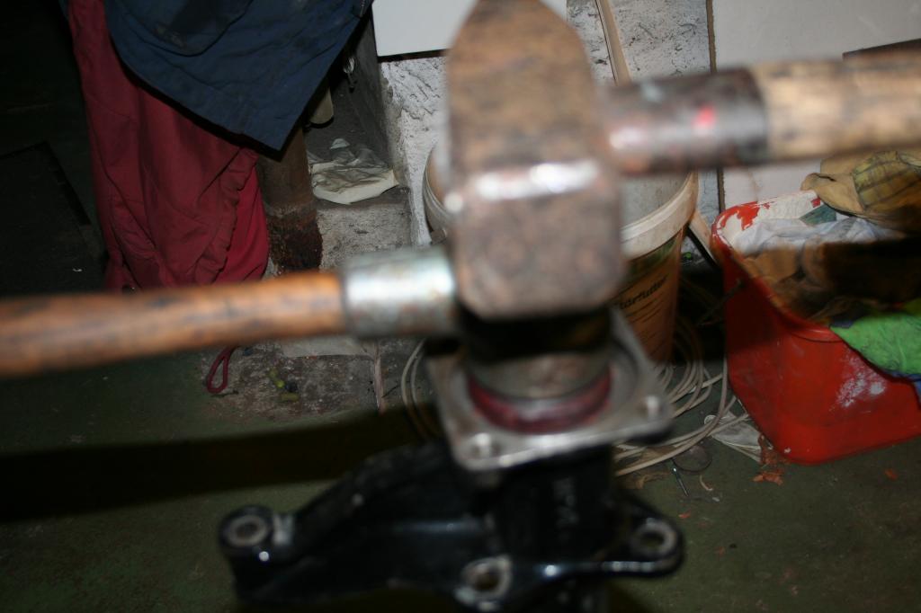 Eintreiben des Gußstückes mit Simplex Kunststoffhammer als Puffer.Das geht nur einmal