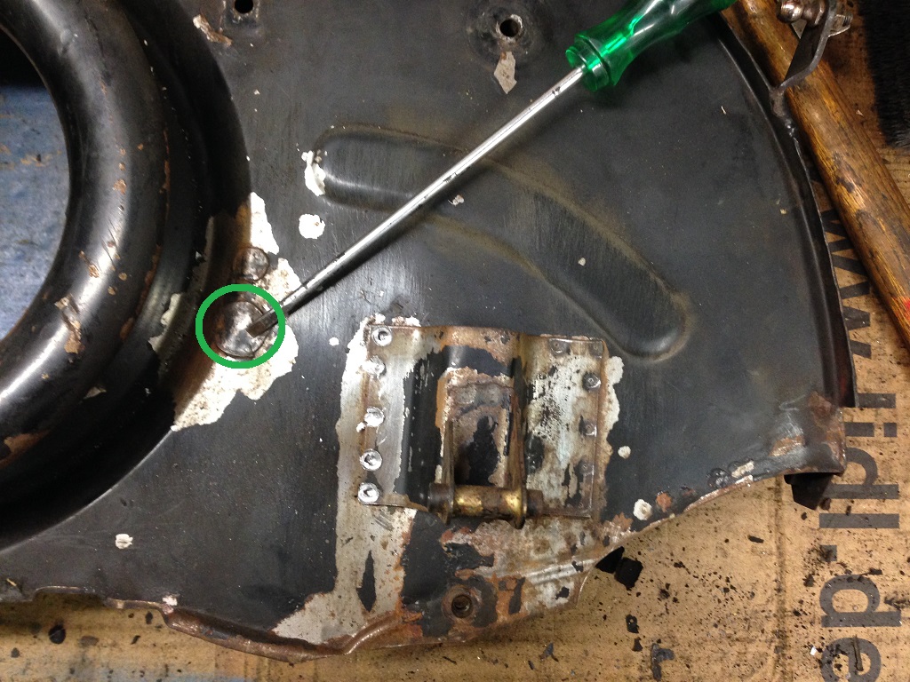 Der Kasten war auch für Einfachvergaser gestanzt, gleiche Position wie beim Käfer