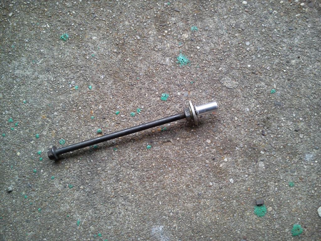 Einnietmutter mit eingesetzter &quot;Zugschraube&quot;.