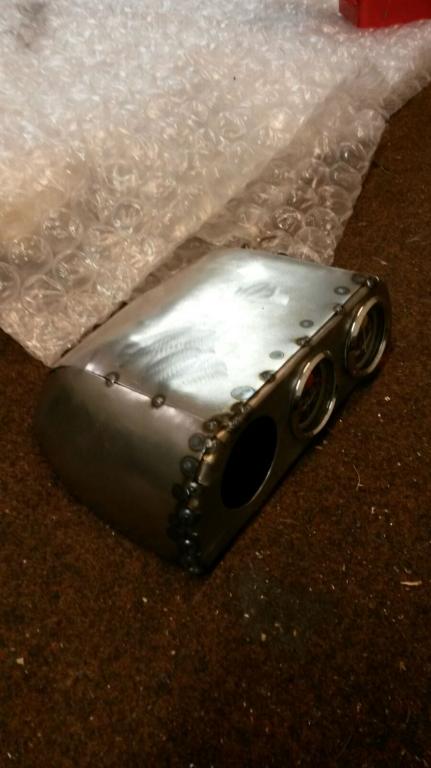 Konsole für die Zusatzinstrumente geheftet, wurde danach noch in Form gedengelt und komplett verschweißt!