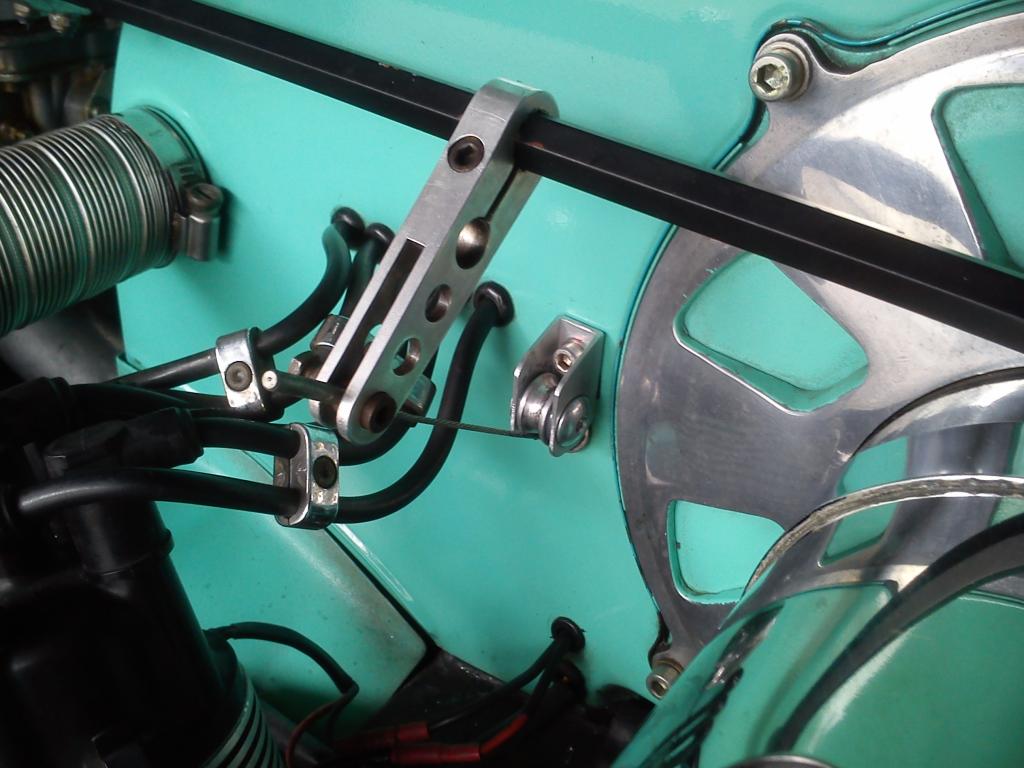 Befestigt mit Einziehmutter am Gebläsekasten.