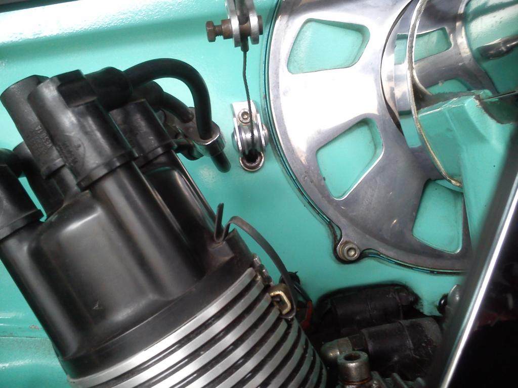 Durch Langloch in der Höhe variierbar, daher auch &quot;hängend&quot; montierbar.