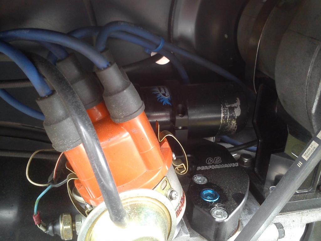 Zündspulenhalter und Benzinpumpenverschluss.