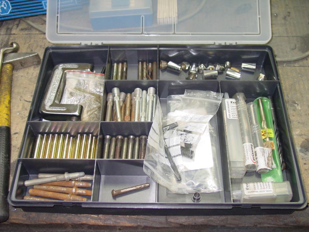 Komplettes Werkzeugsortiment mit Ausdrücker, Bohrern, Senkern, Reibahlen....