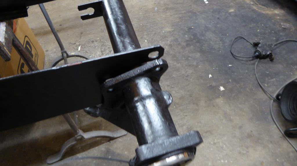 Werden hierfür 10.1 Schrauben und Muttern benötigt um das Schwert am Achsrohr zu befestigen?