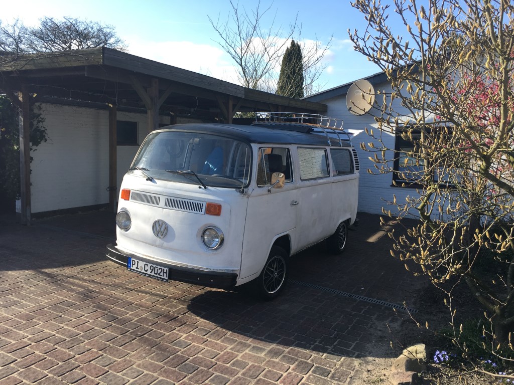 Der Bulli wurde uns am Tag nach der Auktion nach Hause gebracht, war ja noch angemeldet und ist fahrbereit