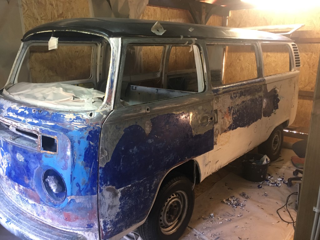 Der Bus wird außen komplett entlackt