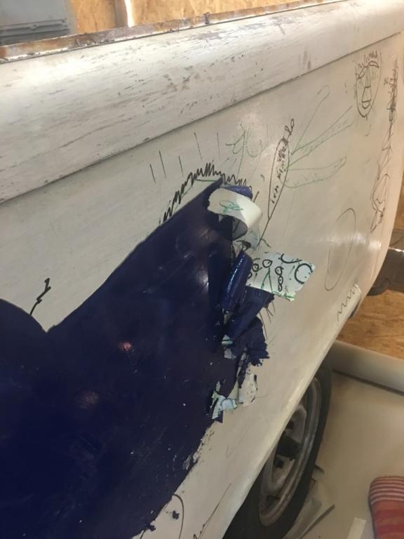 Das entlacken geht am besten mit einer Heißluftpistole und scharfem Spachtel