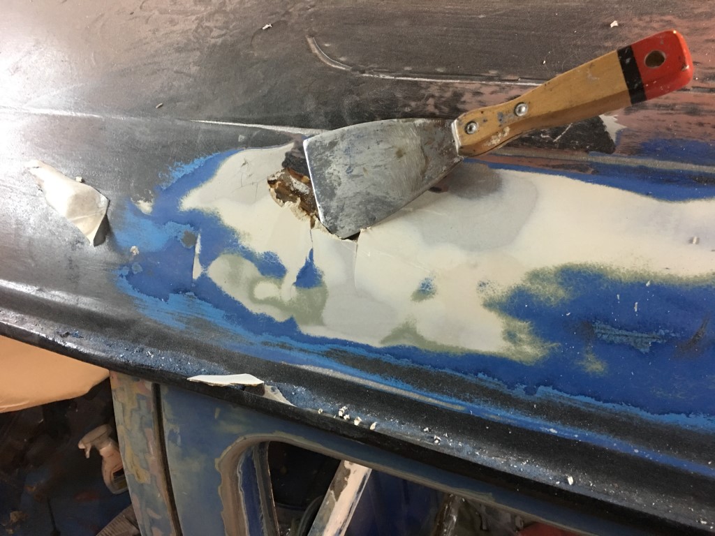 Eine Delle im Dach, ansich nicht schlimm, schade nur wenn es unter dem Spachtel rostet.. alles entfernt