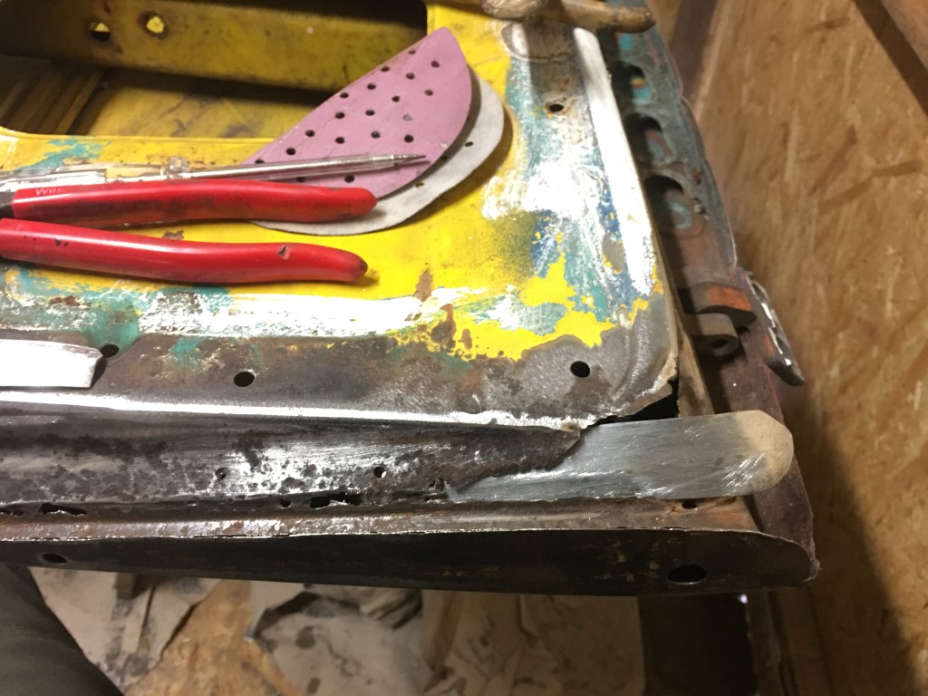 gleiches Spiel: Blech anfertigen, von innen einsetzen, mit einem Niet fixieren, verzinnen